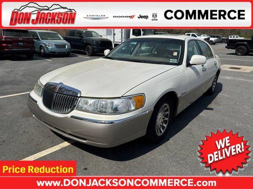 White 2001 Lincoln Town Car Signature