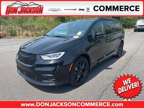 Diamond Black Crystal Pearlcoat 2025 Chrysler Pacifica Limited