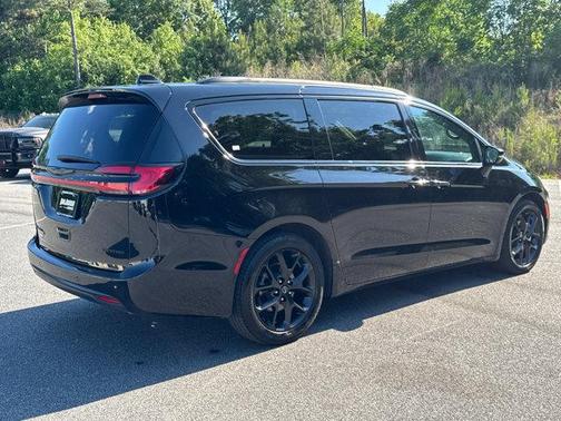 Diamond Black Crystal Pearlcoat 2025 Chrysler Pacifica Limited