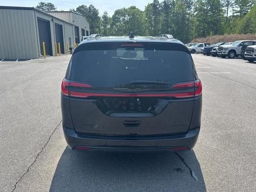 Diamond Black Crystal Pearlcoat 2025 Chrysler Pacifica Limited