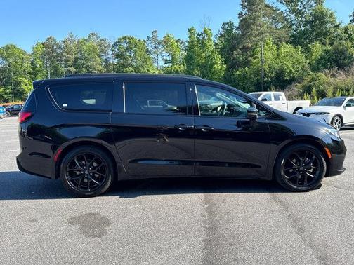 Diamond Black Crystal Pearlcoat 2025 Chrysler Pacifica Limited