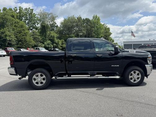 Diamond Black Crystal Pearlcoat 2026 RAM 2500 Big Horn Crew Cab 4x4 6'4' Box