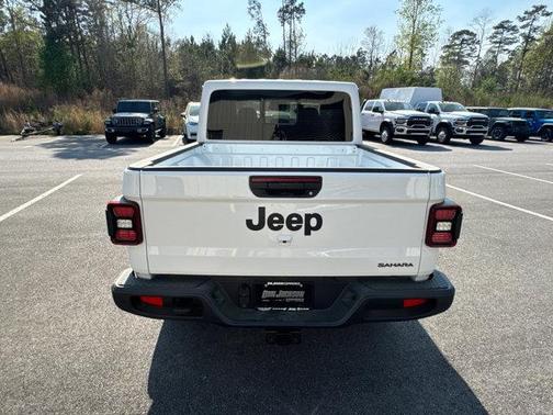 Bright White Clearcoat 2026 Jeep Gladiator Sahara 4x4