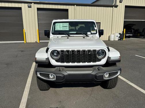 Bright White Clearcoat 2026 Jeep Gladiator Sahara 4x4