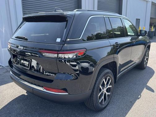 Diamond Black Crystal Pearlcoat 2025 Jeep Grand Cherokee Limited