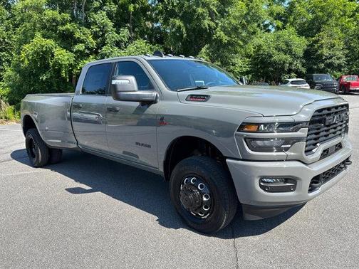 Ceramic Gray Clearcoat 2026 RAM 3500 Big Horn Crew Cab 4x4 8' Box