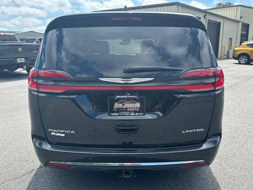 Diamond Black Crystal Pearlcoat 2024 Chrysler Pacifica Limited