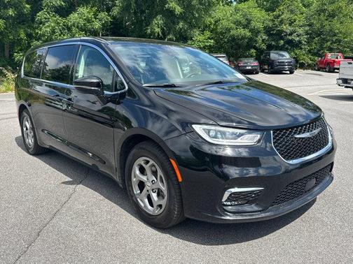 Diamond Black Crystal Pearlcoat 2024 Chrysler Pacifica Limited