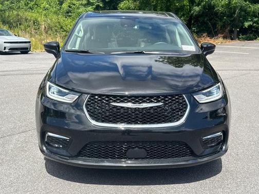 Diamond Black Crystal Pearlcoat 2024 Chrysler Pacifica Limited