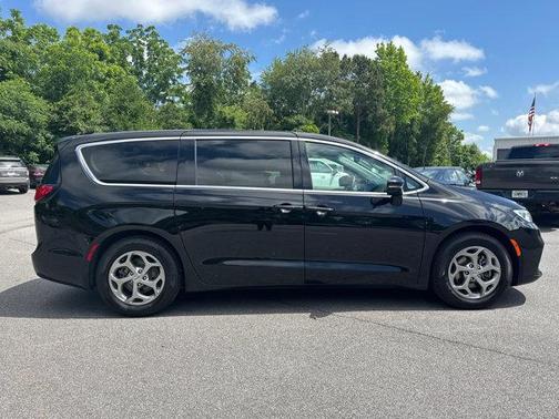 Diamond Black Crystal Pearlcoat 2024 Chrysler Pacifica Limited