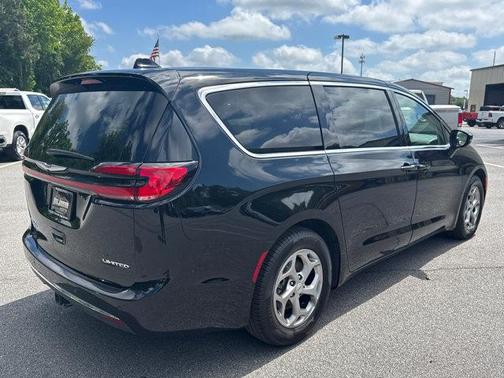 Diamond Black Crystal Pearlcoat 2024 Chrysler Pacifica Limited