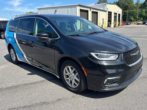 Brilliant Black Crystal Pearlcoat 2023 Chrysler Pacifica Touring L