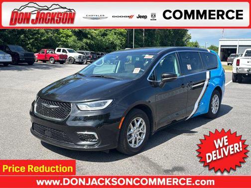 Brilliant Black Crystal Pearlcoat 2023 Chrysler Pacifica Touring L