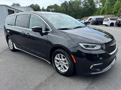 Brilliant Black Crystal Pearlcoat 2023 Chrysler Pacifica Touring L