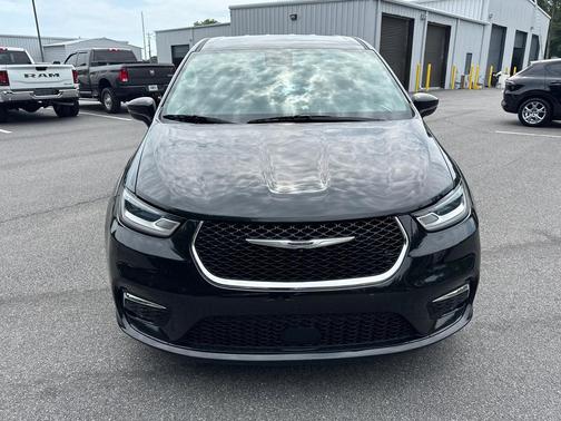 Brilliant Black Crystal Pearlcoat 2023 Chrysler Pacifica Touring L