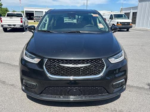 Brilliant Black Crystal Pearlcoat 2023 Chrysler Pacifica Touring L