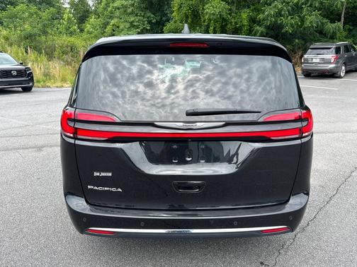 Brilliant Black Crystal Pearlcoat 2023 Chrysler Pacifica Touring L