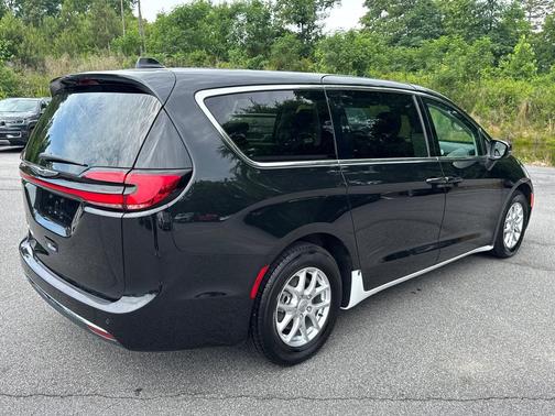Brilliant Black Crystal Pearlcoat 2023 Chrysler Pacifica Touring L