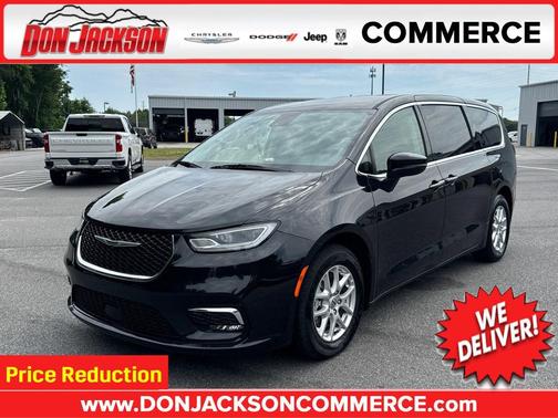 Brilliant Black Crystal Pearlcoat 2023 Chrysler Pacifica Touring L