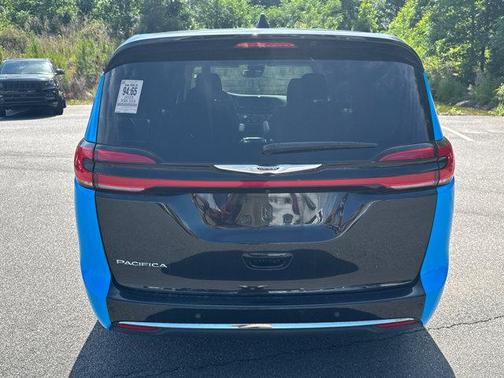 Brilliant Black Crystal Pearlcoat 2023 Chrysler Pacifica Touring L