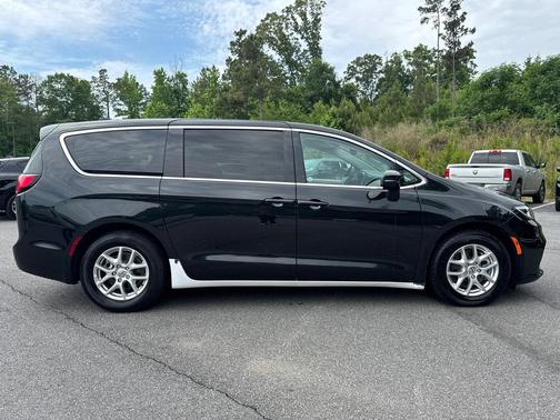 Brilliant Black Crystal Pearlcoat 2023 Chrysler Pacifica Touring L