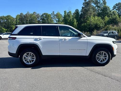 Bright White Clearcoat 2026 Jeep Grand Cherokee Laredo