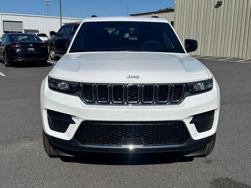 Bright White Clearcoat 2026 Jeep Grand Cherokee Laredo