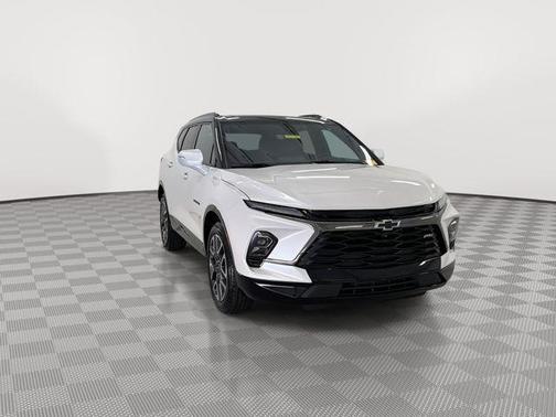 Iridescent Pearl Tricoat 2023 Chevrolet Blazer RS
