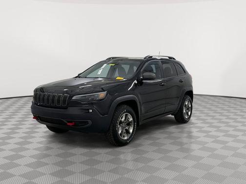 Diamond Black Crystal Pearlcoat 2019 Jeep Cherokee Trailhawk