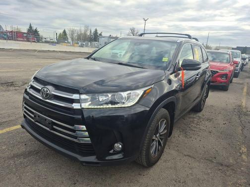Midnight Black Metallic 2019 Toyota Highlander XLE