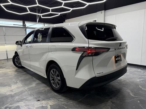 2021 Toyota Sienna XLE 8 Passenger