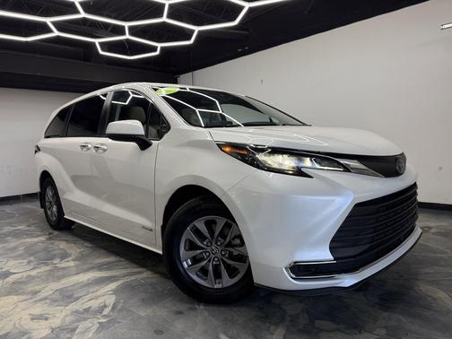 2021 Toyota Sienna XLE 8 Passenger