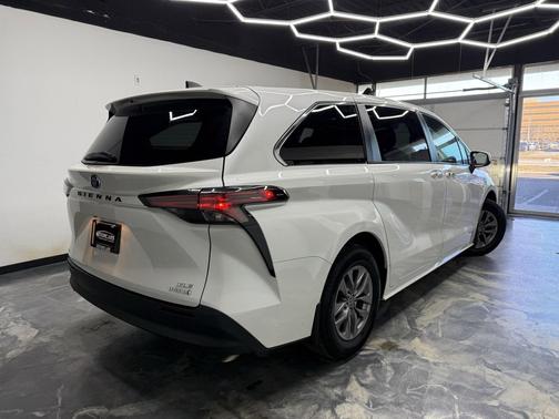 2021 Toyota Sienna XLE 8 Passenger