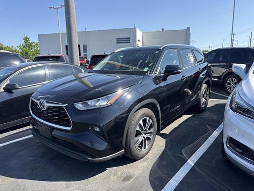 Midnight Black Metallic 2020 Toyota Highlander XLE