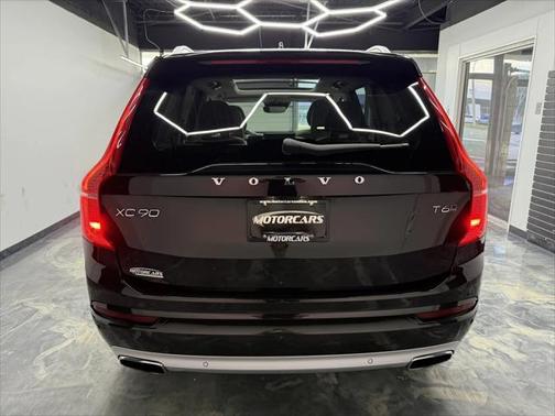 2016 Volvo XC90 T6 Momentum