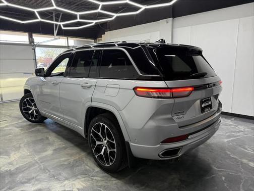 2022 Jeep Grand Cherokee Summit