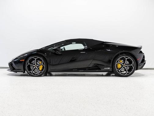 Black 2022 Lamborghini Huracan EVO Spyder RWD