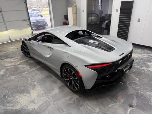 2023 McLaren Artura 