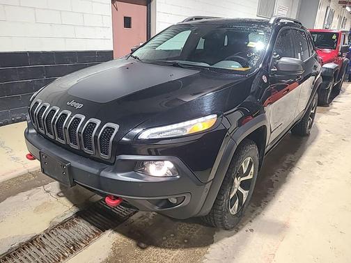 Brilliant Black Crystal Pearlcoat 2014 Jeep Cherokee Trailhawk