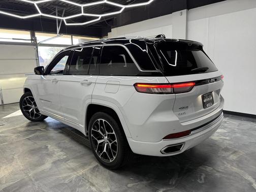 2022 Jeep Grand Cherokee Summit