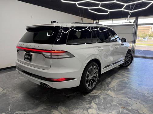 Pristine White Metallic Tri-Coat 2025 Lincoln Aviator Premiere