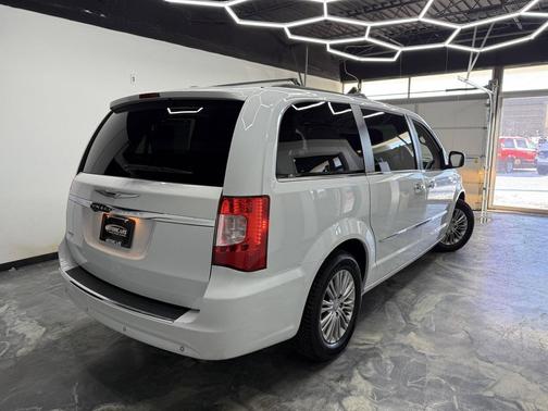 2015 Chrysler Town & Country Touring-L