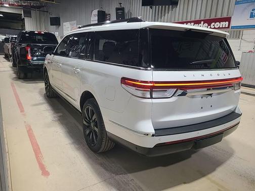 Pristine White Metallic Tri-Coat 2022 Lincoln Navigator Reserve