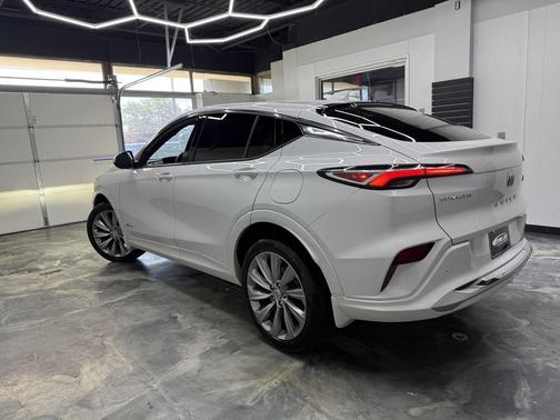 White 2024 Buick Envista Avenir FWD