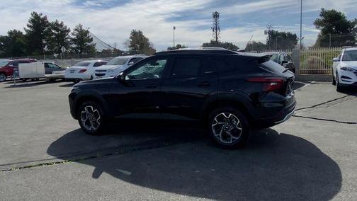 Mosaic Black Metallic 2026 Chevrolet Trax LT