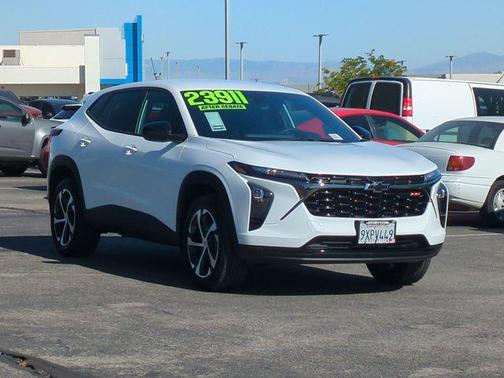 Summit White 2026 Chevrolet Trax FWD 1RS