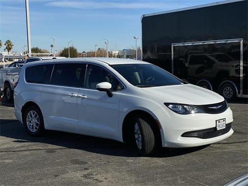 2023 Chrysler Voyager LX