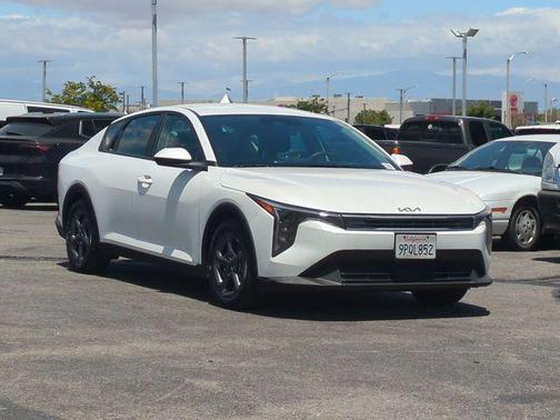Snow White Pearl 2025 Kia K4 LXS
