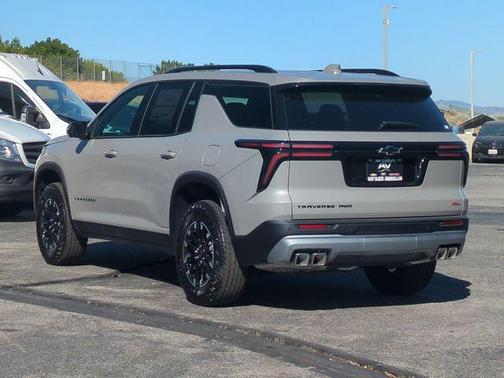 Sandstone Gray 2026 Chevrolet Traverse AWD Z71
