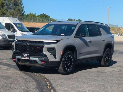 Sandstone Gray 2026 Chevrolet Traverse AWD Z71